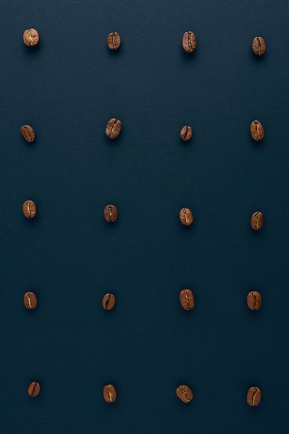 Conceito de grãos de café torrado. Arranjo Vertikal.