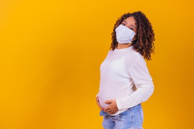 Conceito de gravidez e infecção. Mulher grávida com máscara facial médica contra gripe e vírus. Conceito de saúde, copie o espaço.