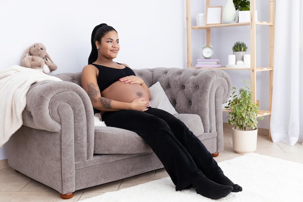 Conceito de gravidez e maternidade com mulher afro-americana