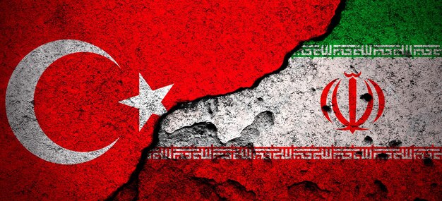 Conceito de guerra de conflito de Turquia e Irã Bandeiras de fundo de banner rachado e danificado foto de parede de concreto