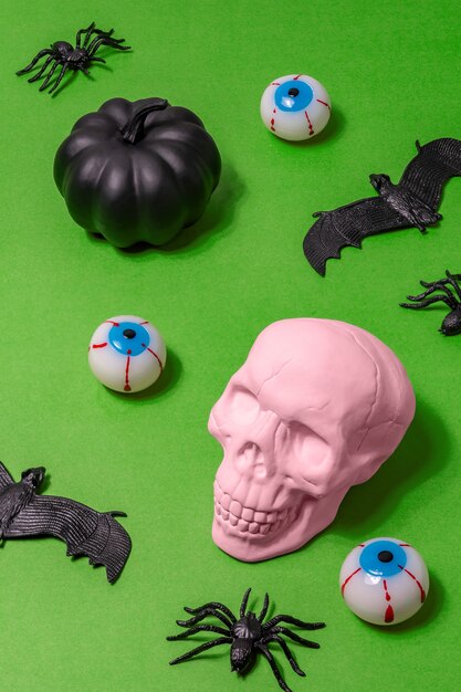 Foto conceito de halloween com morcegos e globos oculares com caveira rosa