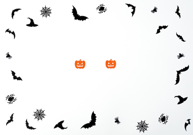 Conceito de Halloween Decorações de papel de Halloween em fundo branco Cartão de saudação ou convite Estilo plano leigo com espaço de cópia Vista superior