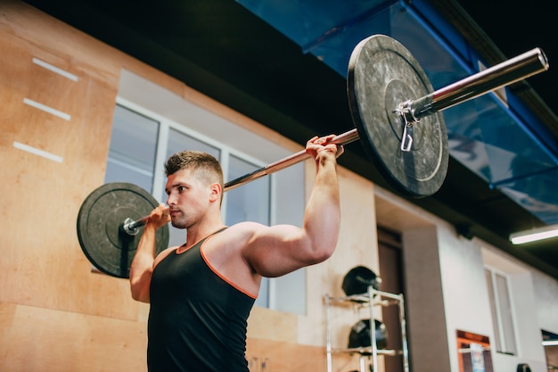 Foto conceito de homem de musculação de treino de ginásio duro. estilo de vida do atleta. tudo para atingir o objetivo.