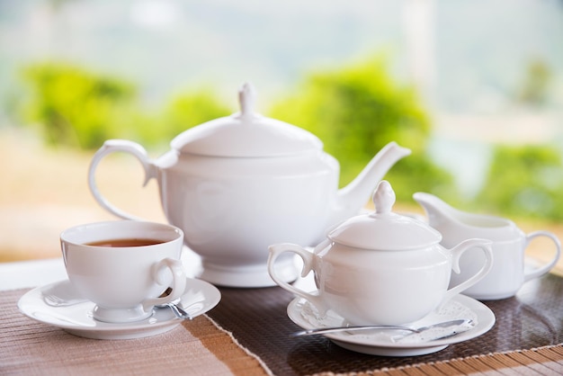 conceito de hora do chá, bebida e objeto - close-up do serviço de chá na mesa no restaurante ou casa de chá