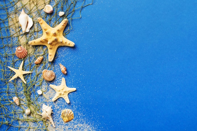 Conceito de horário de verão Composição plana leiga com belas estrelas do mar e conchas do mar na vista de mesa colorida com espaço de cópia para texto