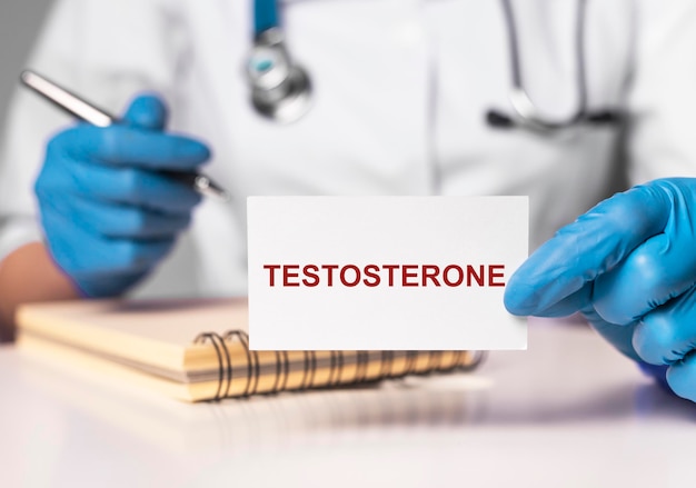 Conceito de hormônio testosterona Médico sentado à mesa e tomando notas Urologista consultando paciente sobre a condição dos órgãos reprodutivos Medicina problemas de saúde masculinos