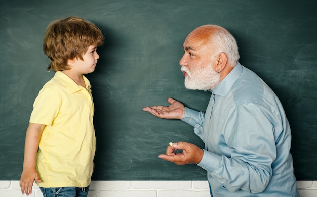 Conceito de idade de aposentadoria. professor do ensino fundamental e aluno em sala de aula. menino fazendo o seu