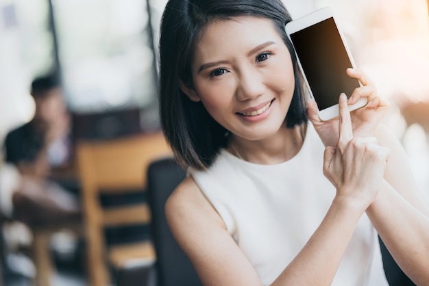 conceito de idéias de criatividade com linda mulher asiática inteligente