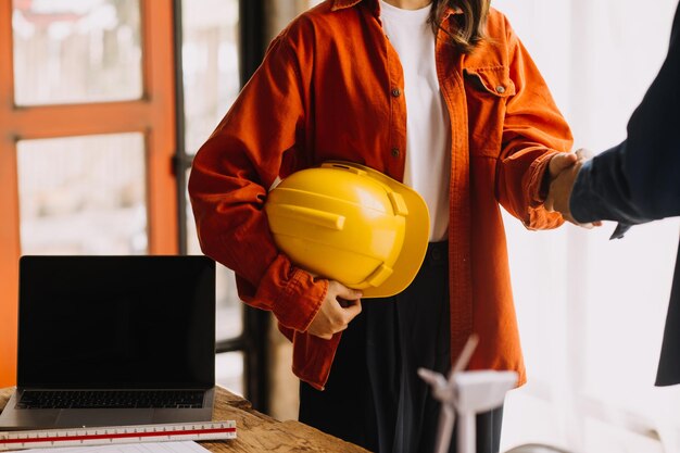 Foto conceito de ideias de projeto de construção de fundo de mesa de escritório arquitetônico com equipamento de desenho com luz de mineração