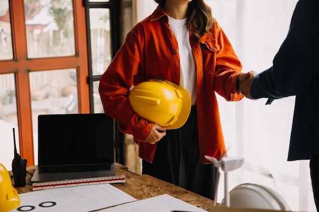 Conceito de ideias de projeto de construção de fundo de mesa de escritório arquitetônico com equipamento de desenho com luz de mineração