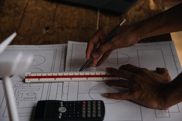 Conceito de ideias de projeto de construção de fundo de mesa de escritório arquitetônico com equipamento de desenho com luz de mineração