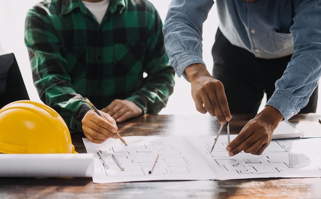 Conceito de ideias de projeto de construção de fundo de mesa de escritório arquitetônico com equipamento de desenho com luz de mineração