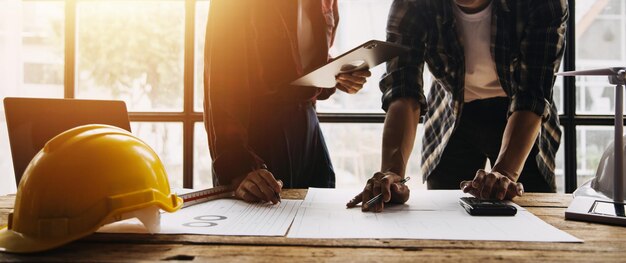 Conceito de ideias de projeto de construção de fundo de mesa de escritório arquitetônico com equipamento de desenho com luz de mineração