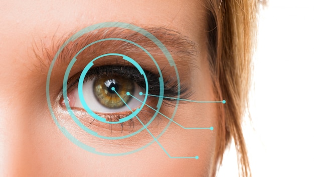 Conceito de identificação ocular. Olhos femininos. Feche a foto.