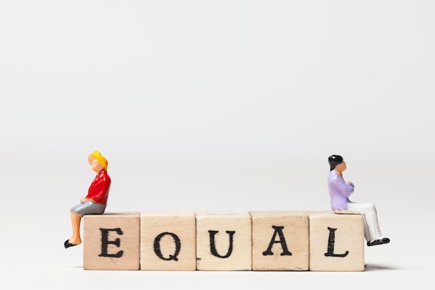 Foto conceito de igualdade de gênero homem e mulher com a palavra igual