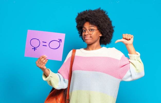 Conceito de igualdade jovem e bonita mulher afro