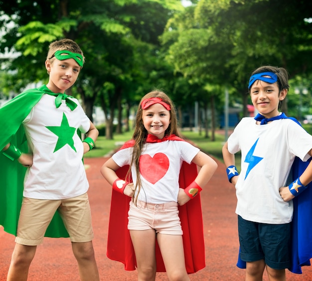 Conceito de imaginação corajosa de menina de menino de super-herói