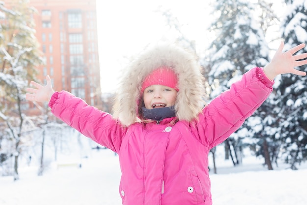 Engraçado menina criança brincando em bolas de neve. inverno jogo de  inverno para crianças. criança se divertindo na época do natal