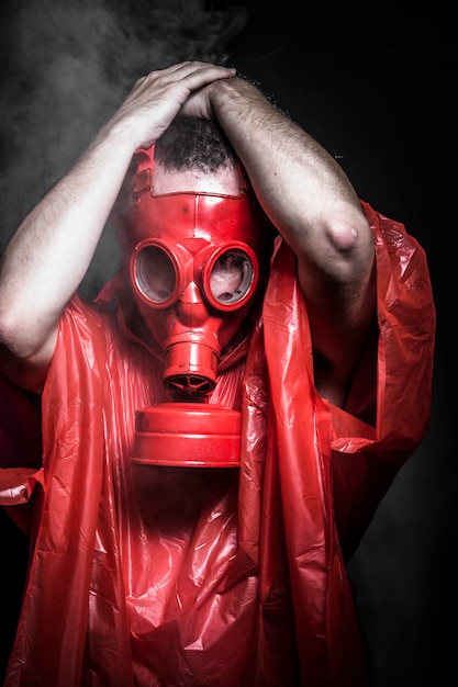 Conceito de infecção por ebola, homem com máscara de gás vermelha