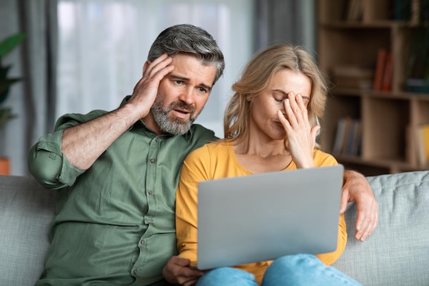 Conceito de infidelidade Esposa deprimida pega correspondência do marido com outra mulher no laptop