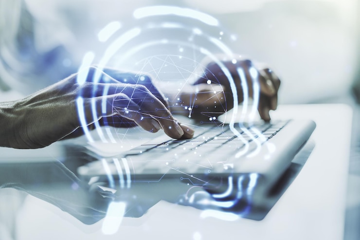 Foto conceito de inteligência artificial criativa com holograma de cabeça humana e mãos digitando em laptop em fundo multiexposição