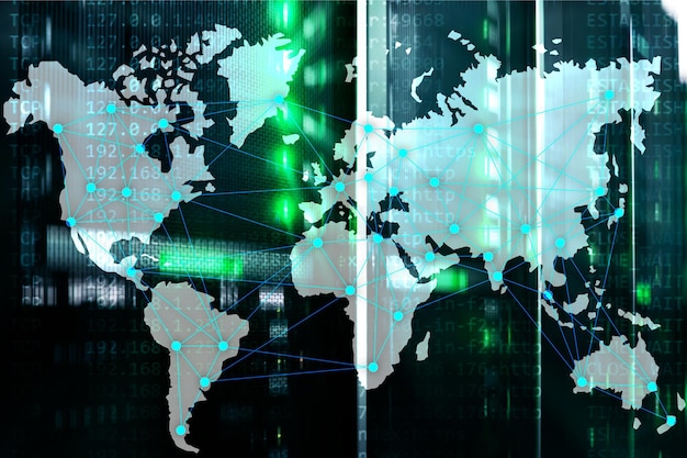 Conceito de internet e telecomunicações com mapa-múndi no fundo da sala do servidor