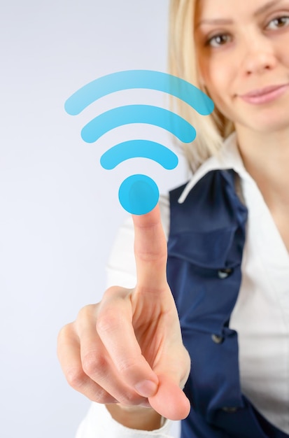 Conceito de Internet sem fio Wi fi. Mulher de negócios clica no ícone Wi fi