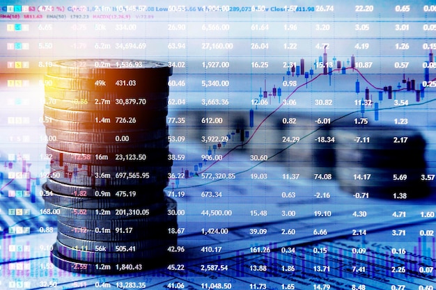 Conceito de investimento no mercado de ações Uma pilha de moedas em documentos financeiros negócios e conceitos financeiros orçamentos estimados para economizar dinheiro e planejamento de aposentadoria de espaço livre