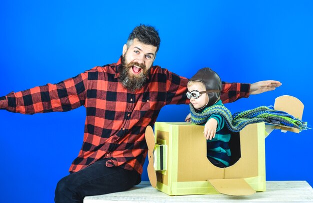 Foto conceito de investimentos empresariais investindo no futuro criança feliz adotada se divertindo em uma nova família