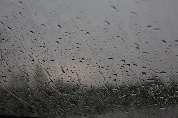 Conceito de janela de pingos de chuva de fundo desfocado clima furacão