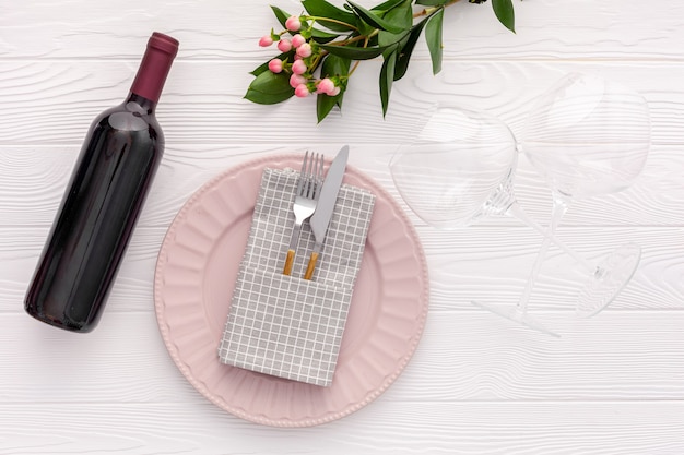 Conceito de jantar romântico. Mesa romântica do dia dos namorados com vinho, taças e caixa vermelha
