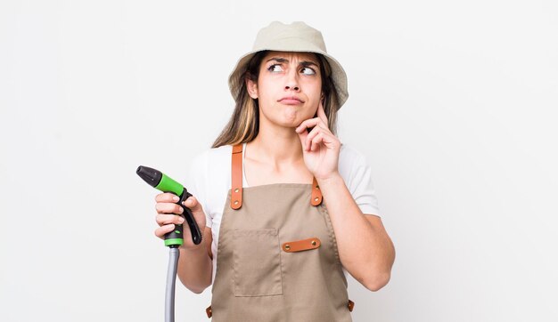 Conceito de jardinagem de mulher bonita adulta jovem