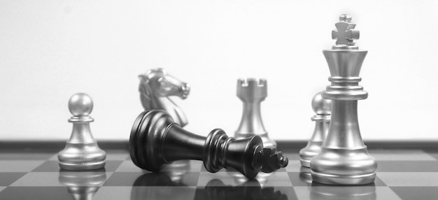 Conceito de jogo de tabuleiro de xadrez de ideias de negócios e conceito de competição e estratégia e dinheiro financeiro