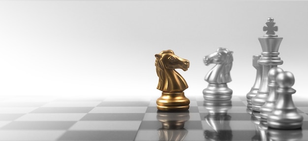 tabuleiro de xadrez com peças de xadrez sobre fundo azul. conceito de  ideias de negócios e ideias de competição e estratégia. rei e rainha  brancos de perto. 16095355 Foto de stock no