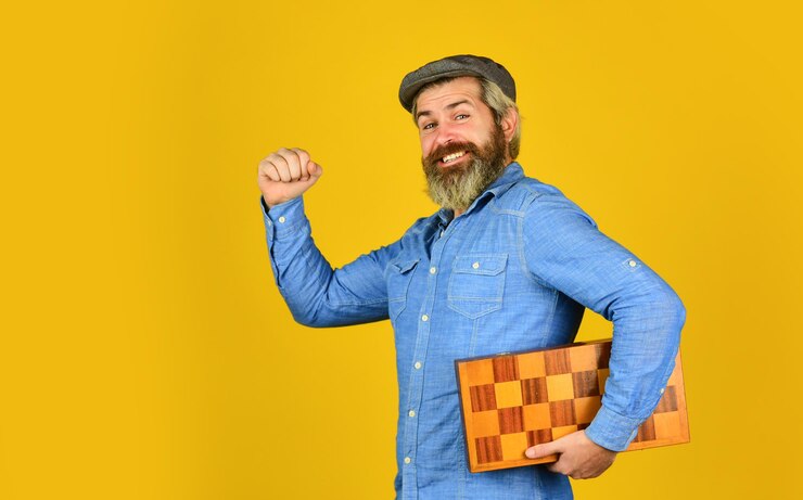 Foto conceito de jogo de tabuleiro ideias de competição e estratégia desafio de negócios homem de competição jogar jogo de xadrez conceito de estratégia de negócios e estratégia tática com figuras de xadrez batalha de xadrez e vitória