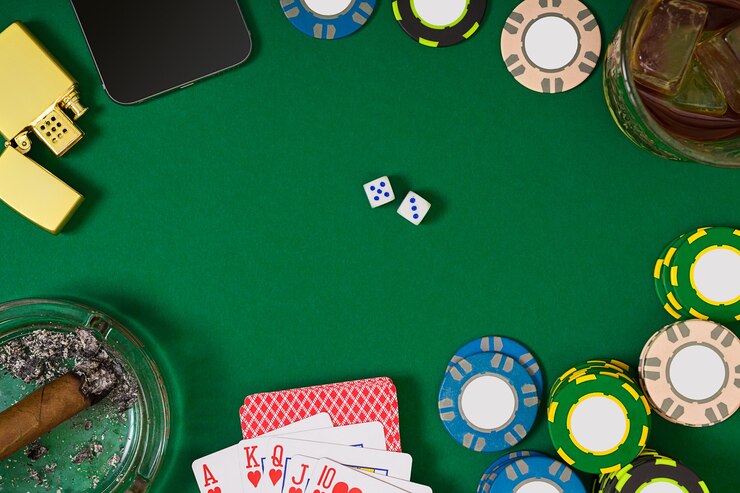 Foto conceito de jogo, fortuna e entretenimento - close-up de fichas de cassino, copo de uísque, cartas de jogar e charuto na superfície da mesa verde. vista do topo. natureza morta