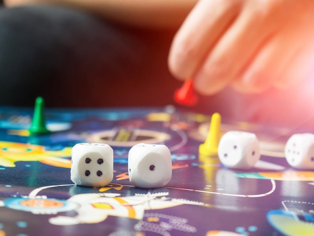 Foto conceito de jogos de tabuleiro. dados, fichas e cartas no fundo do espaço de cópia do campo de jogo