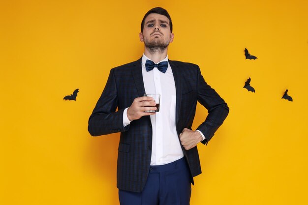 Foto conceito de jovem de halloween em fundo amarelo