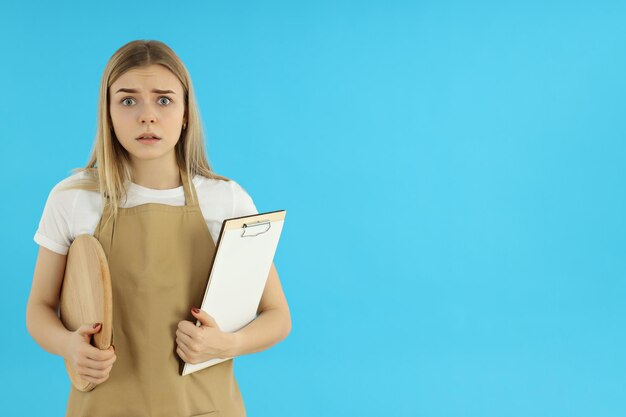 Conceito de jovem garçom feminino de ocupação em fundo azul