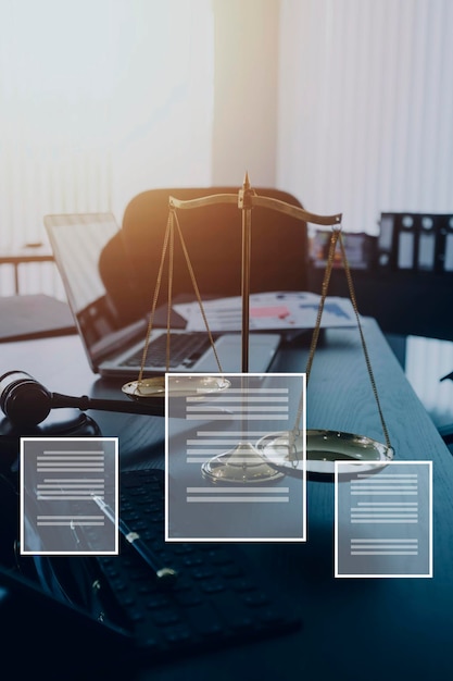 Foto conceito de justiça e direito juiz masculino em um tribunal com o martelo trabalhando com computador e óculos de teclado de encaixe na mesa na luz da manhã