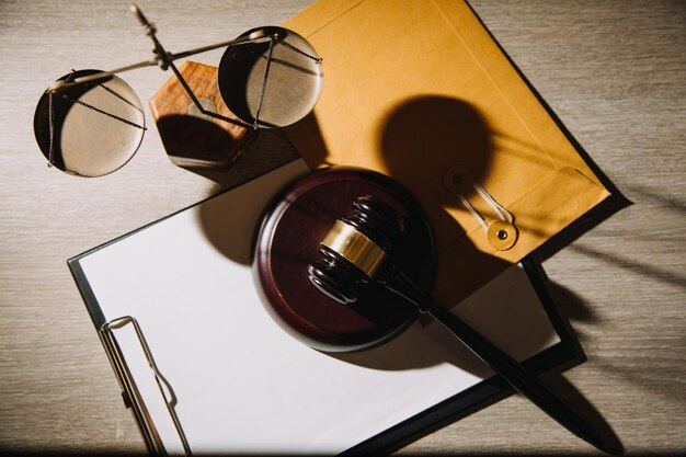 Conceito de justiça e direito Juiz masculino em um tribunal com o martelo trabalhando com computador e óculos de teclado de encaixe na mesa na luz da manhã