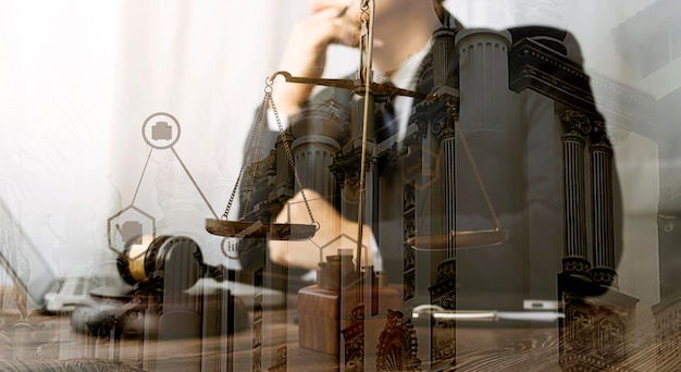 Foto conceito de justiça e direito juiz masculino em um tribunal com o martelo trabalhando com computador e óculos de teclado de encaixe na mesa na luz da manhã