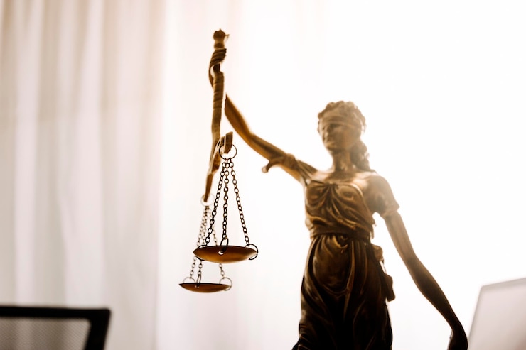 Foto conceito de justiça e direito juiz masculino em um tribunal na mesa de madeira e conselheiro ou advogado masculino trabalhando no escritório aconselhamento jurídico e conceito de justiça
