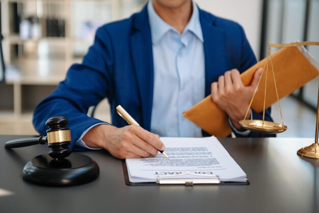 Conceito de justiça e lei Juiz masculino em um tribunal em mesa de madeira e Conselheiro ou advogado masculino trabalhando