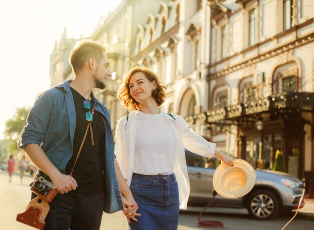 Conceito de juventude romântica. Casal jovem elegante hippie apaixonado pela cidade.