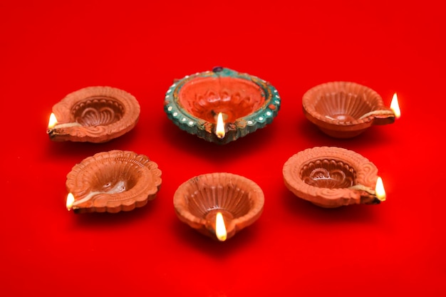 Conceito de lâmpadas de óleo tradicionais de diwali festival indiano em fundo vermelho