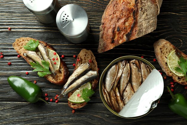 Conceito de lanche saboroso com sanduíches com espadilha em fundo de madeira