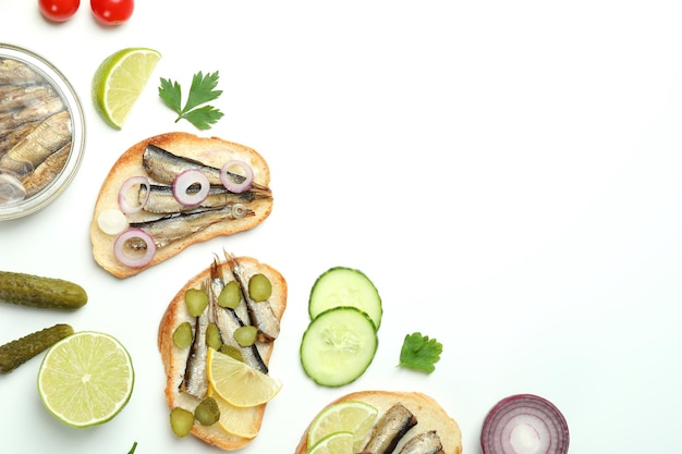 Conceito de lanche saboroso com sanduíches com espadilhas no fundo branco