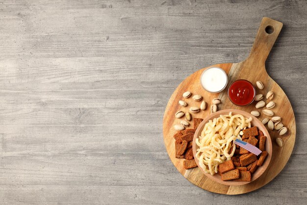 Conceito de lanches Super bowl em fundo cinza de madeira