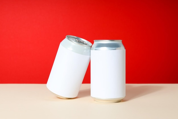 Conceito de latas em branco de bebida com espaço para rótulo